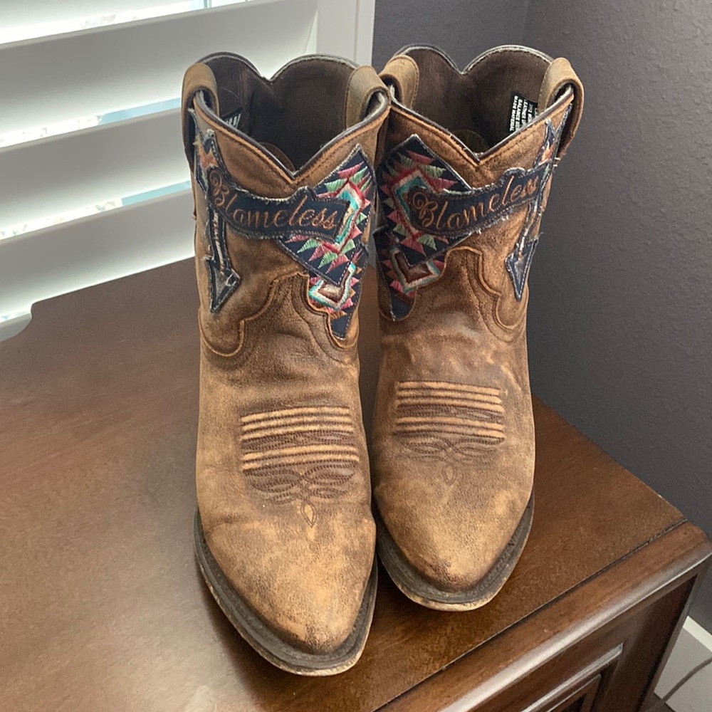 Cute  Laredo ankle boots.